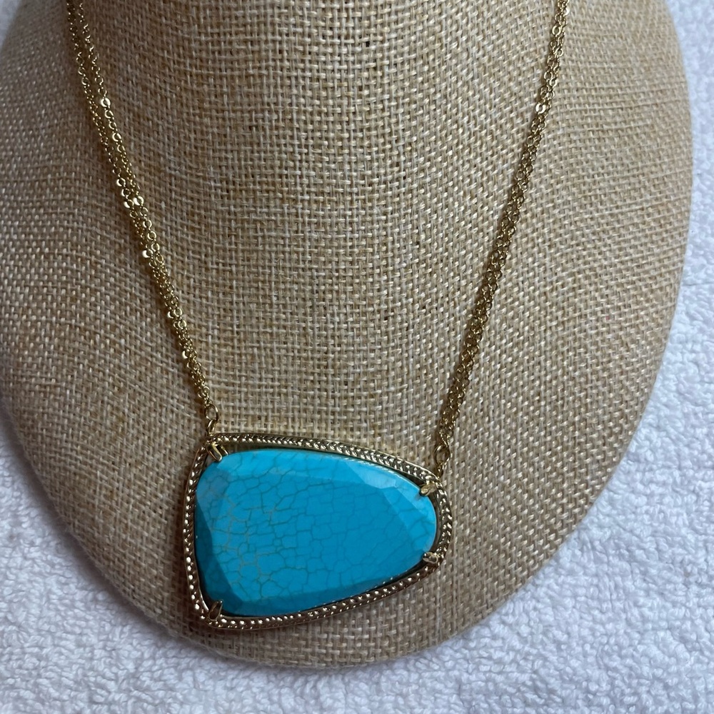 NWOT Gorgeous Turquoise Stone And Gold Plated Nevklace